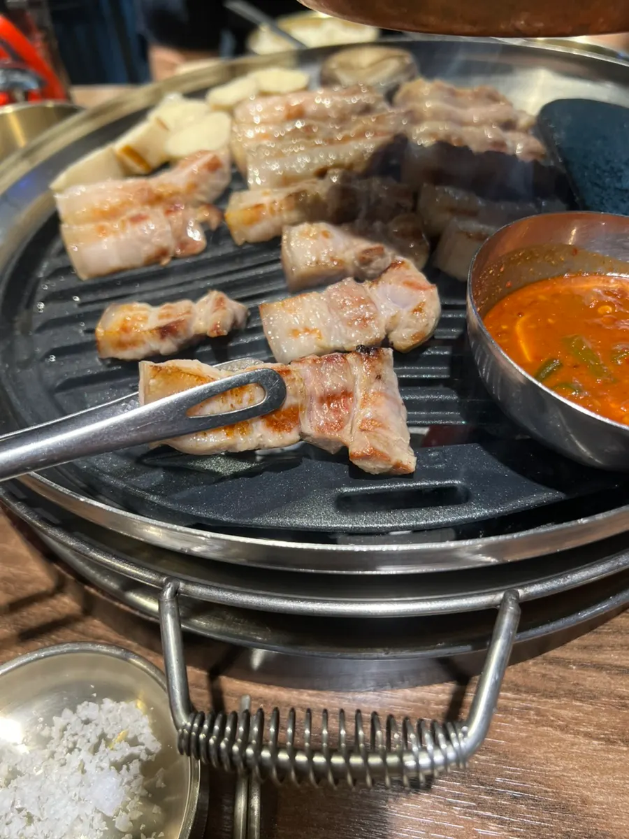 알맞게 구워진 고기 한 점