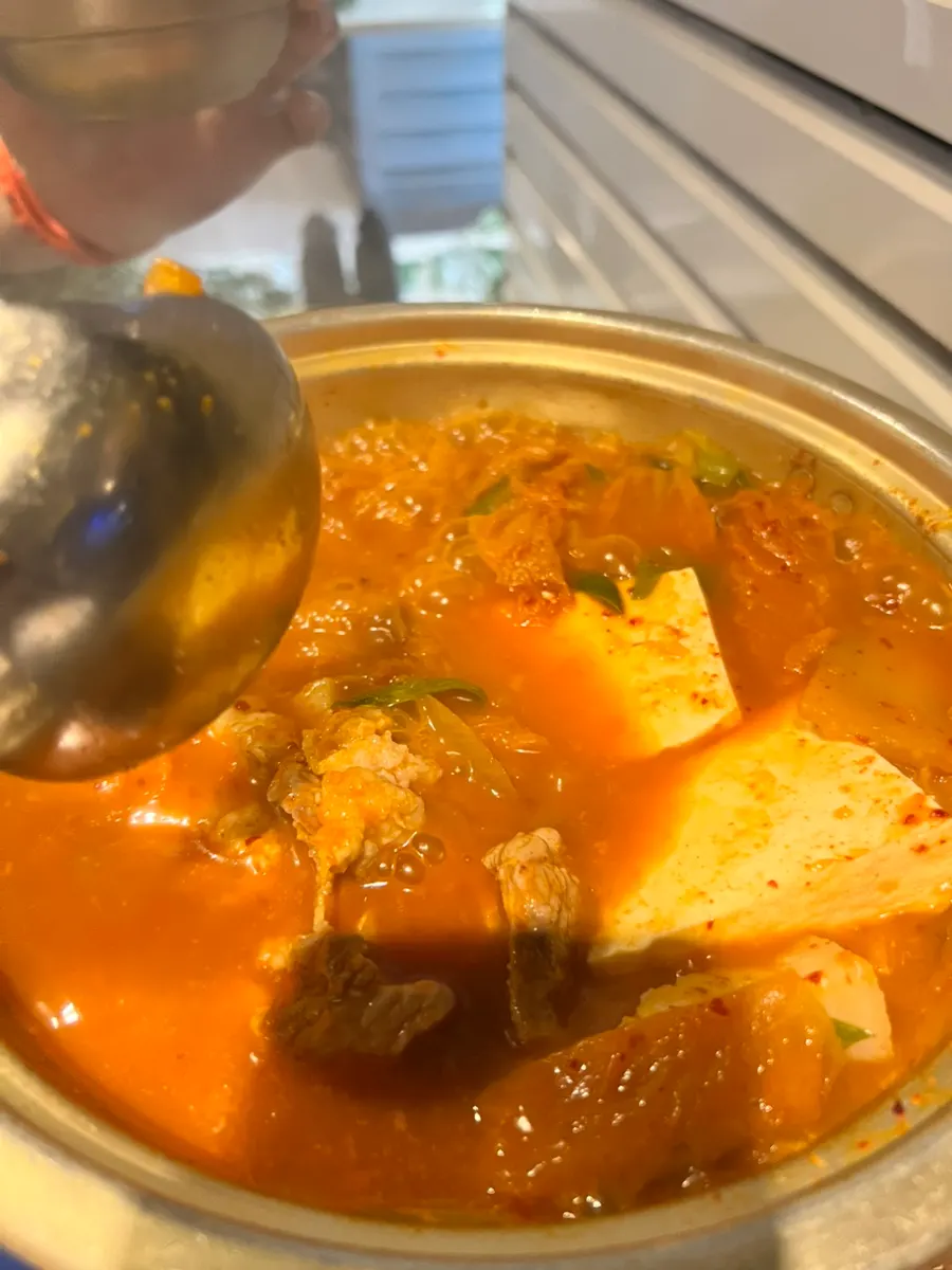 두부가 넉넉히 들어간 함돈 김치찌개
