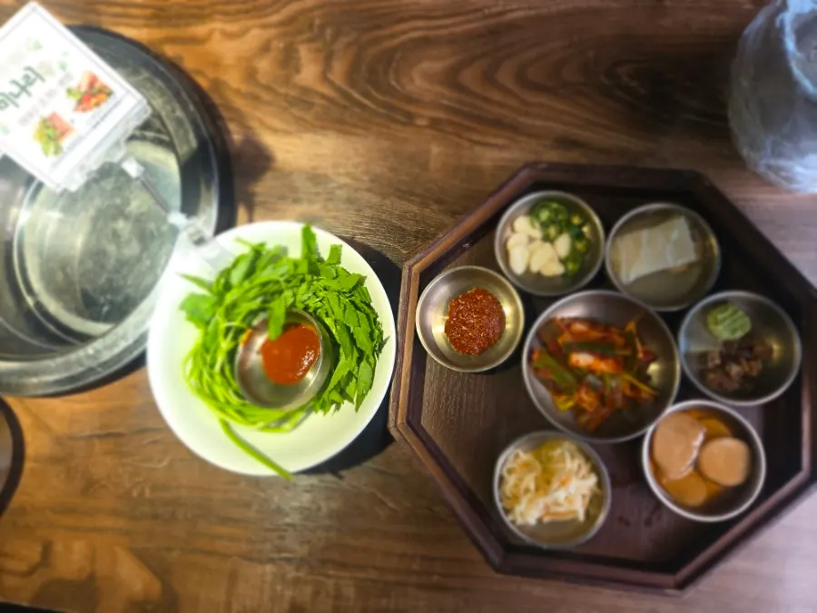 Full table spread of the Hamdon oegyeopsal set