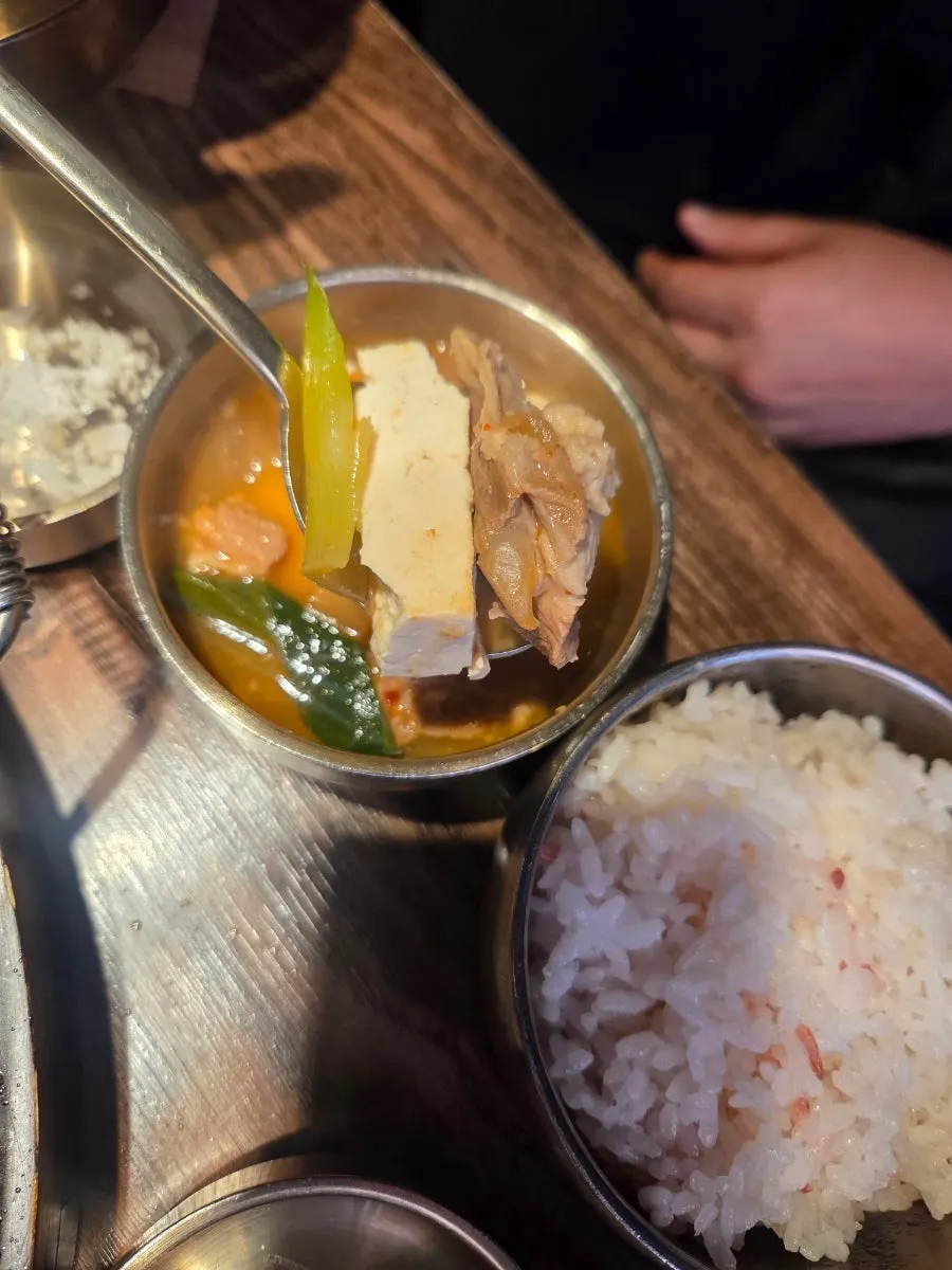 Doenjang jeongol served together with rice as a meal set