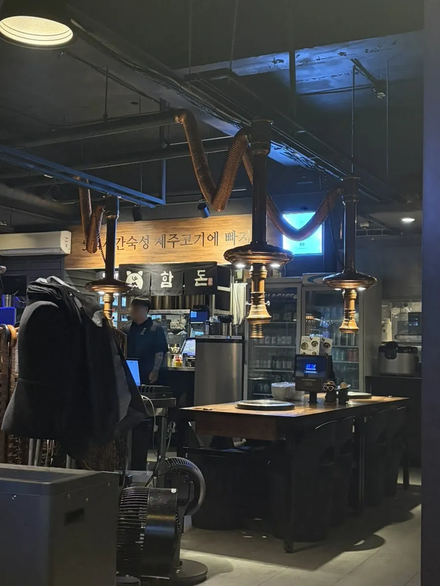 Interior seating view at Hamdon Jeongwang Main Branch