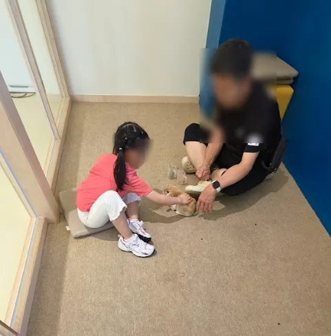 토끼를 조심스럽게 만져보는 아이
