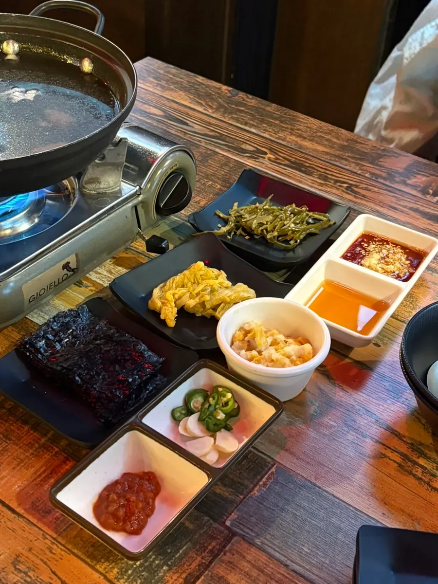 콘마요와 묵은지 등 기본 반찬 한 상