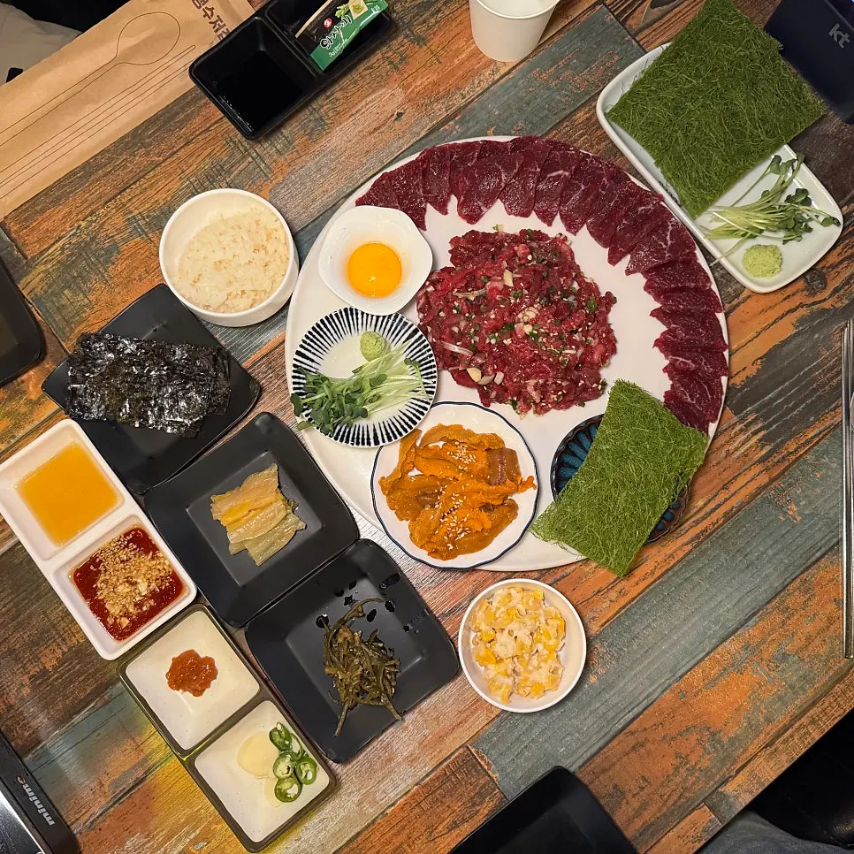 육회 우니성게알 생고기 세트와 반찬 한 상