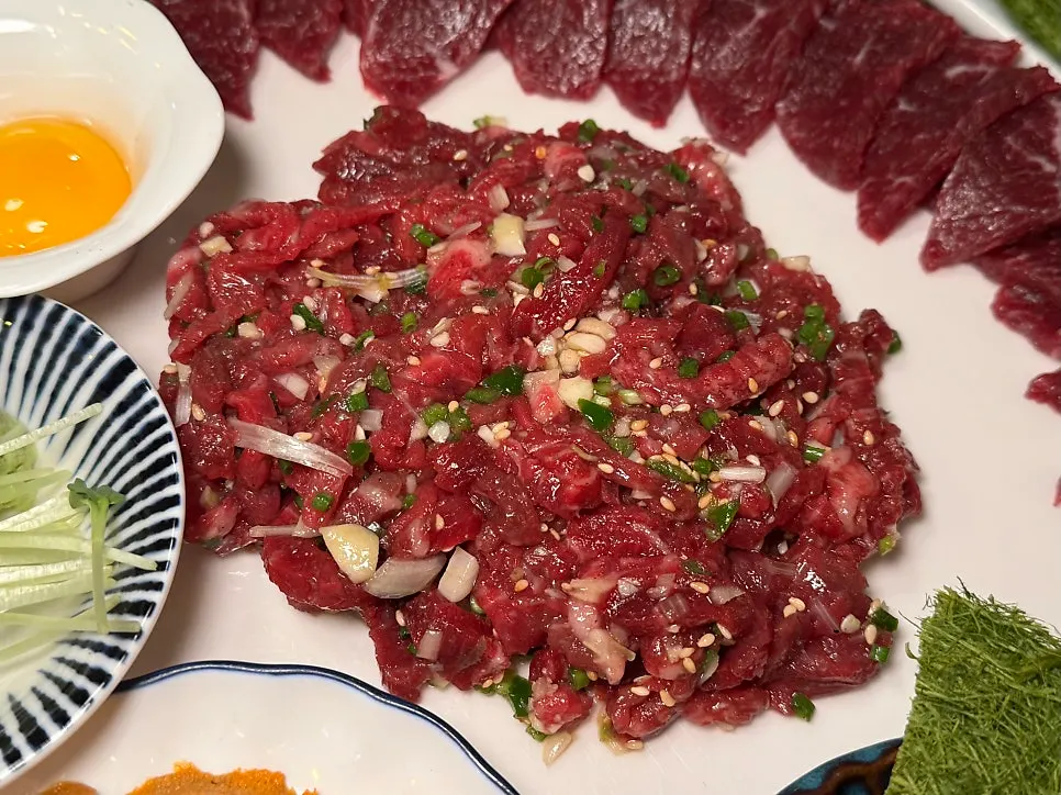 마블링이 보이는 함평육회 육회 접시