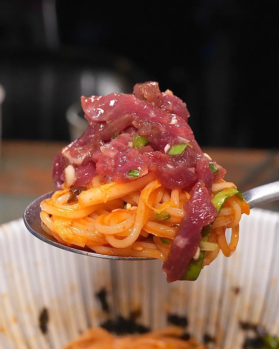비빔국수에 육회를 얹은 모습