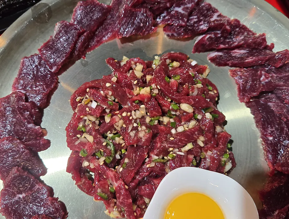Yukhoe and mungtigi table setting at Hampyeong Yukhoe Bangi Main Branch