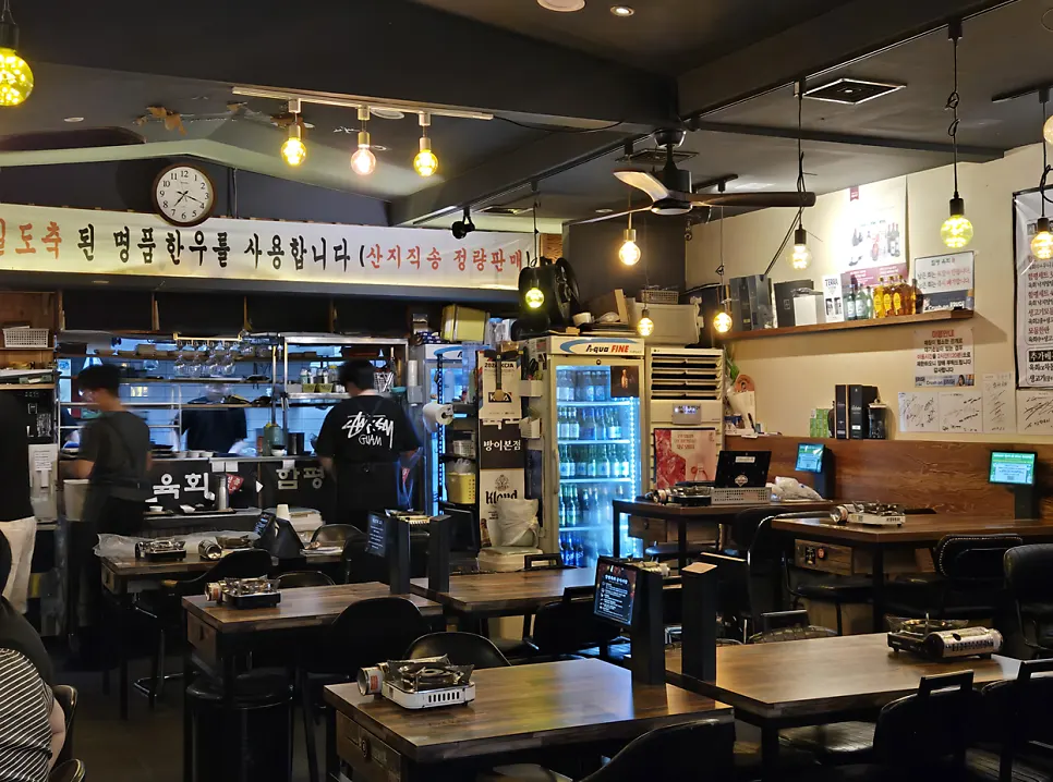 Indoor and outdoor seating at Hampyeong Yukhoe Bangi Main Branch