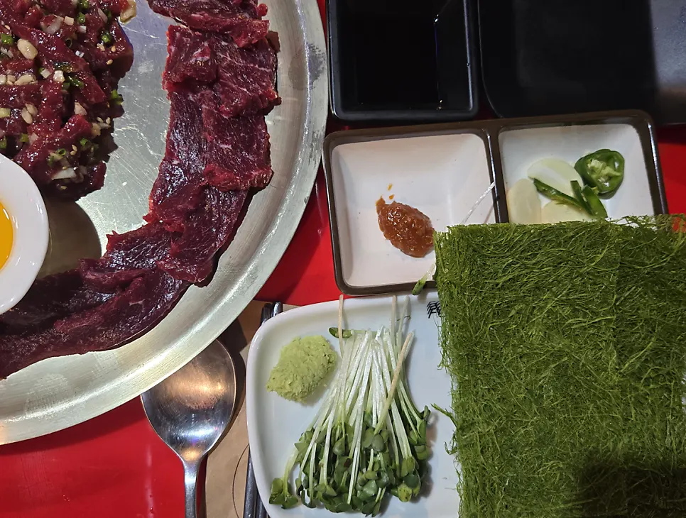 Raw beef mungtigi served together in the Hampyeong Set
