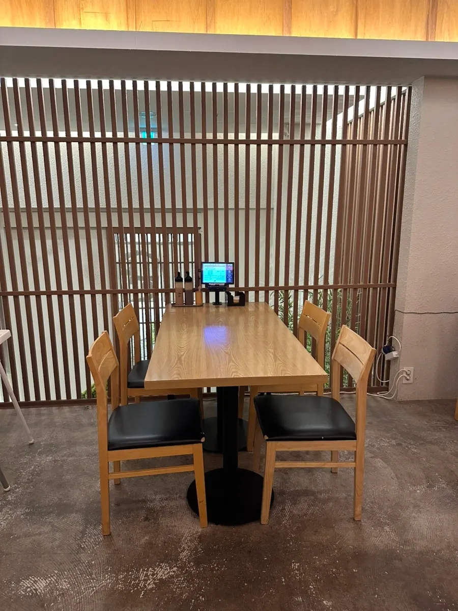 Water, wet wipes, and aprons at the second-floor self-service bar