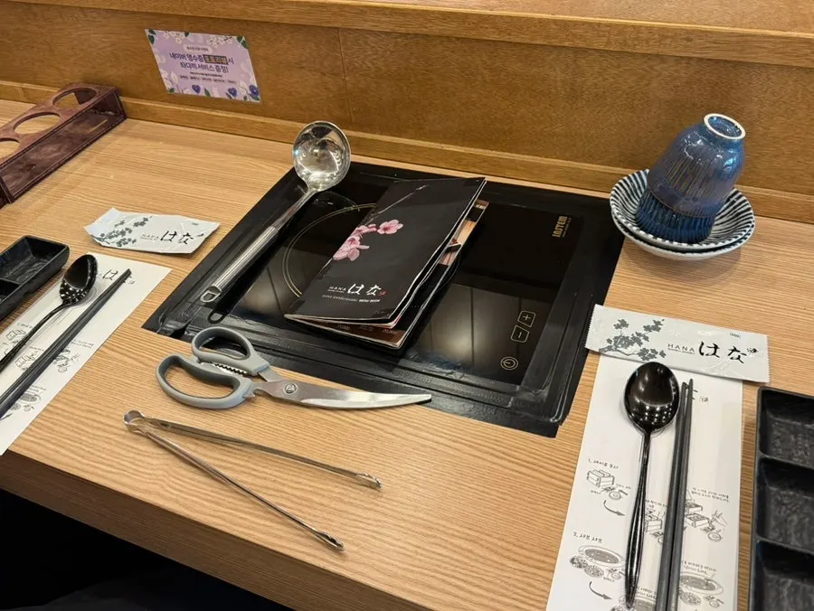 다인석과 바 테이블이 있는 매장 내부