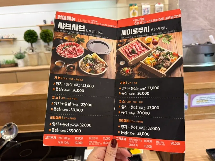 테이블마다 놓인 인덕션과 샤브샤브 냄비