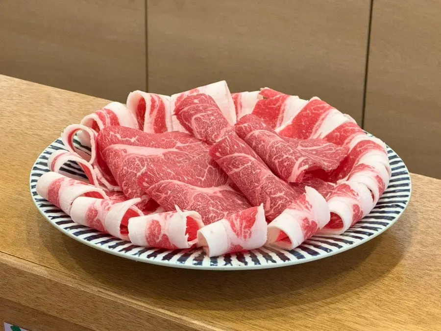 샤브샤브용 고기와 야채 한 상