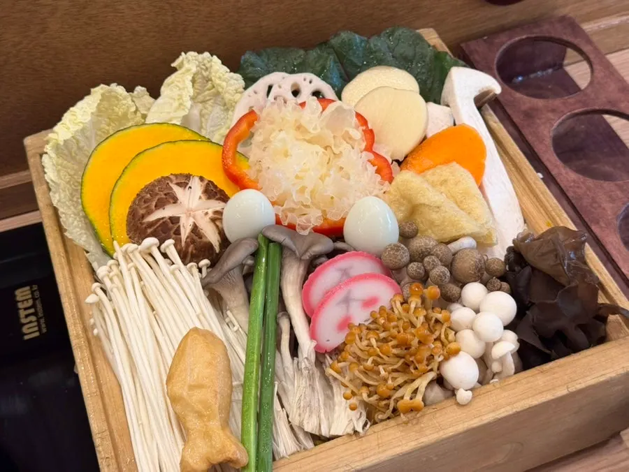 마블링이 살아 있는 양지와 등심 샤브샤브 고기
