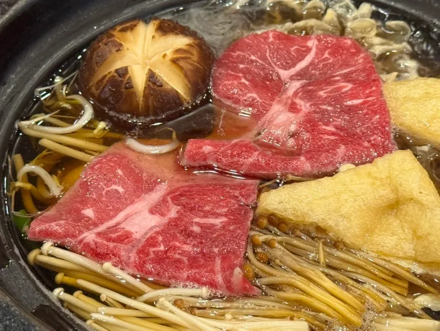 육수에 야채를 넣고 끓이는 샤브샤브 냄비