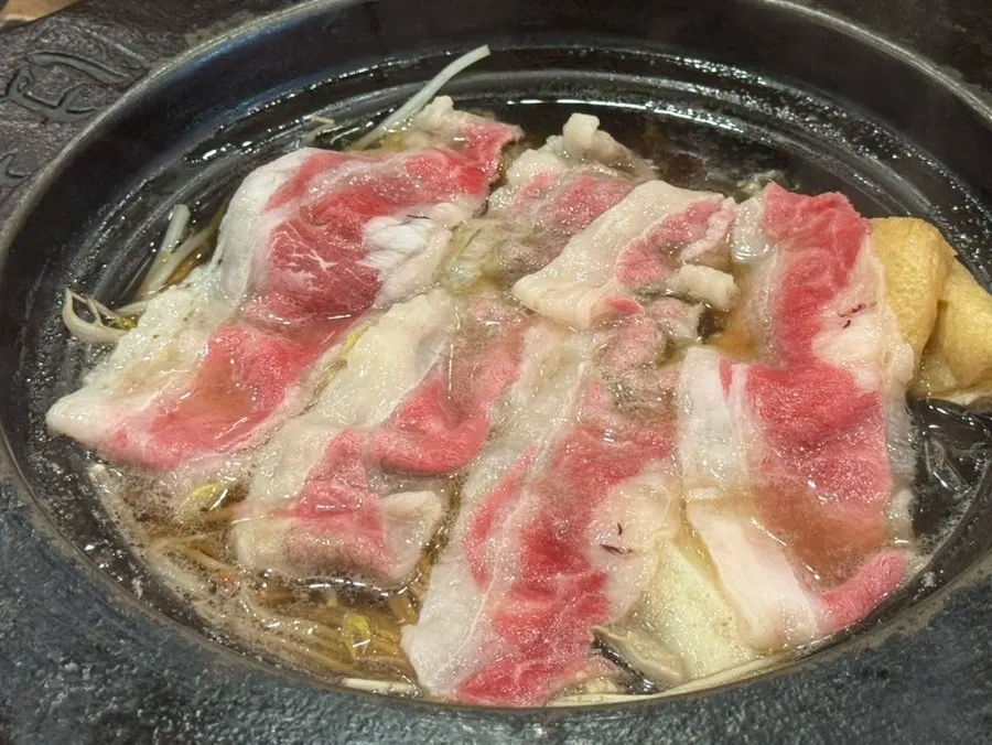육수에 등심을 살짝 익히는 모습
