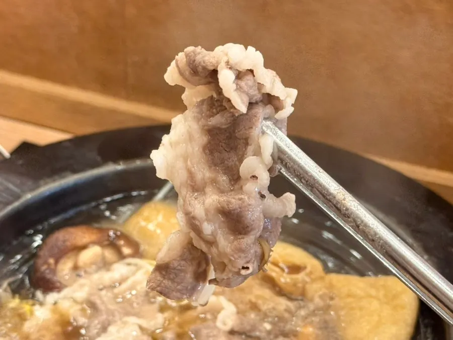 살짝 익힌 등심 샤브샤브 한 점