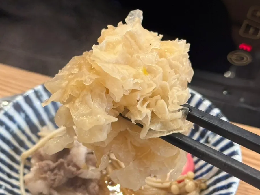 버섯과 함께 익힌 샤브샤브 건더기
