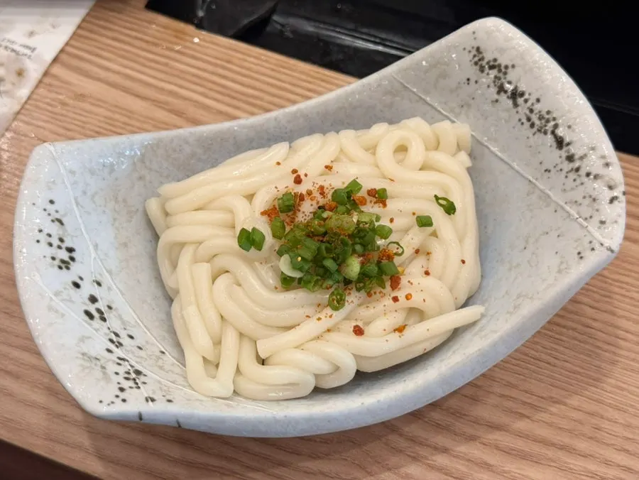 매콤한 소스를 올려 토치로 구운 요리