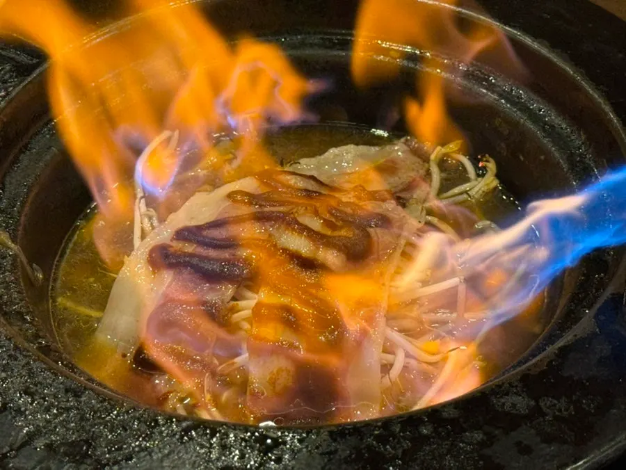 타다끼에 불향을 입히는 장면