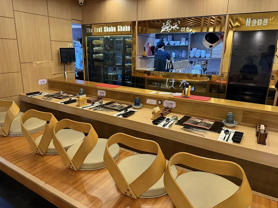 고급스러운 일식집 느낌의 테이블석