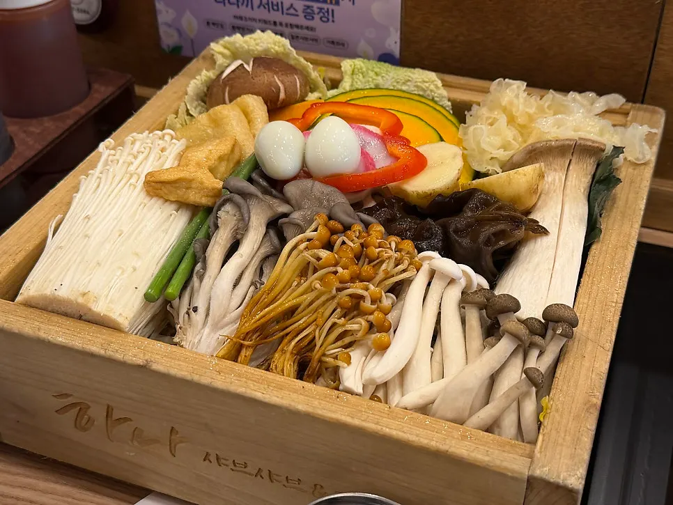 버섯과 유부가 가득한 샤브샤브 채소 구성
