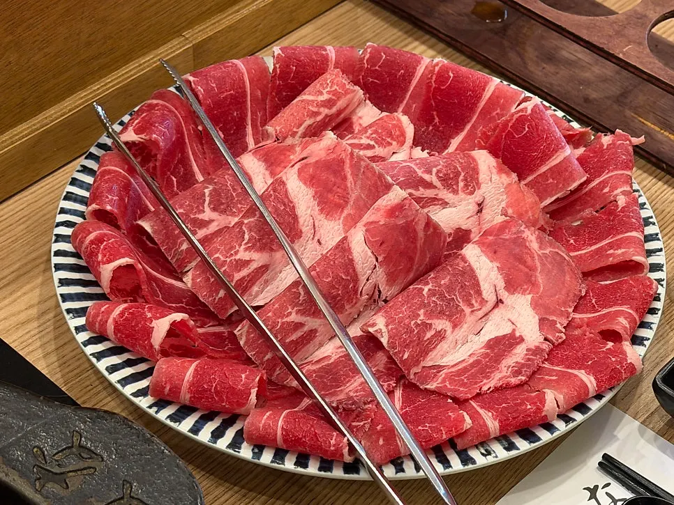 양지와 등심 150g씩 2인분 고기 접시