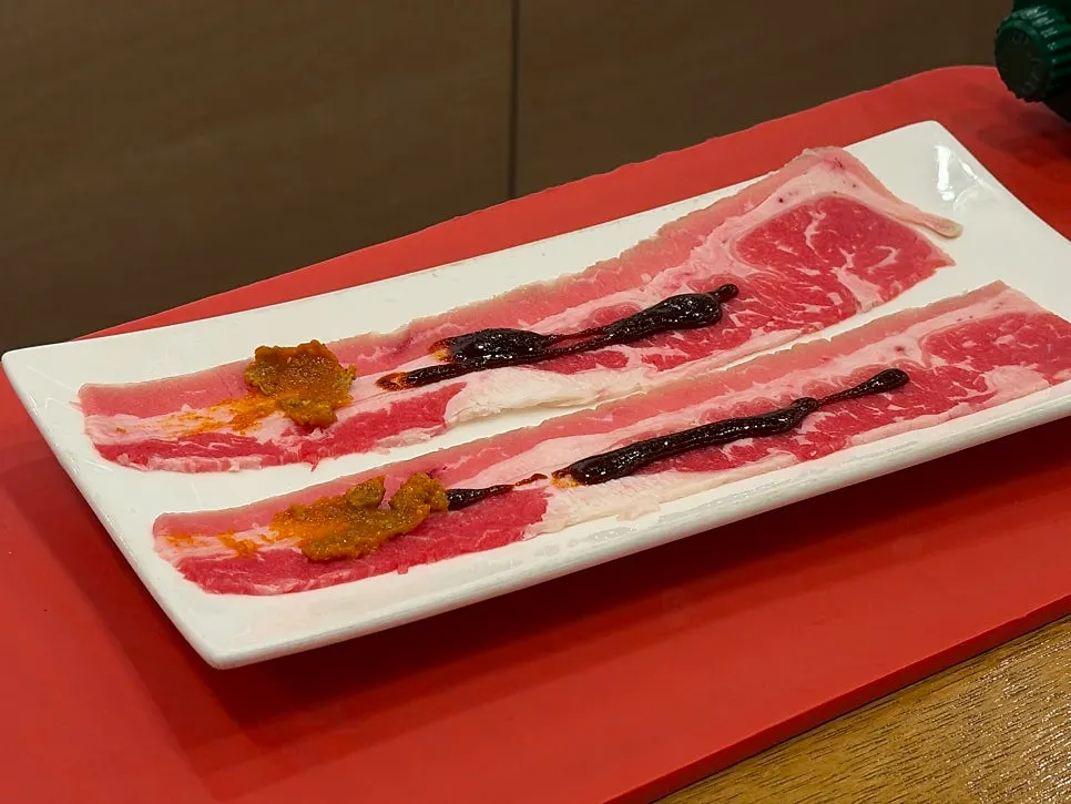 토치로 구워지는 돼지고기 타다끼