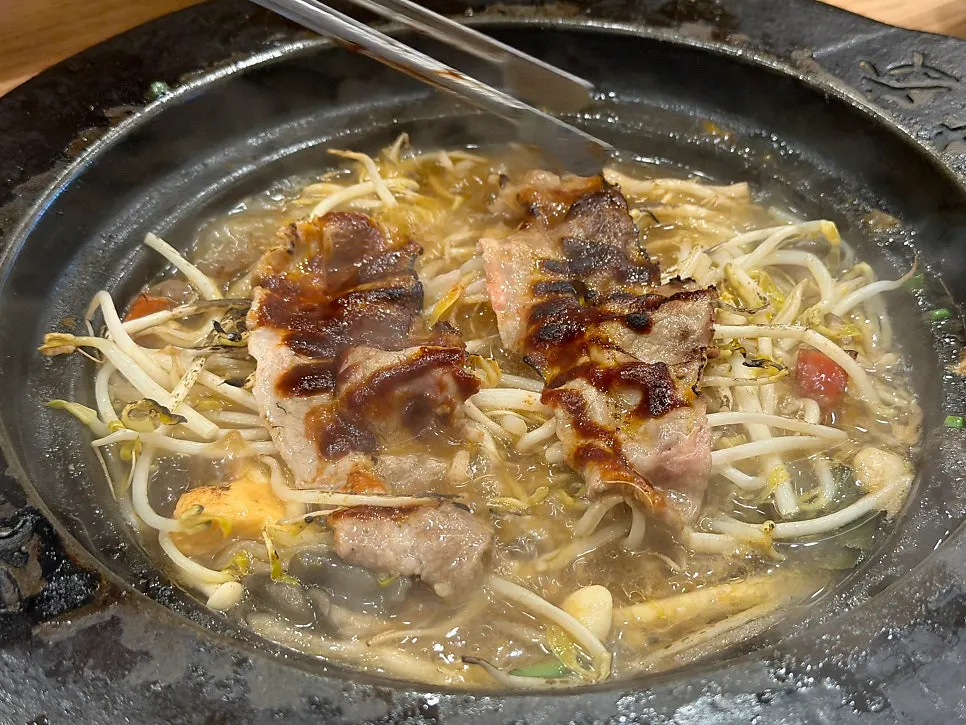 샤브샤브 위에서 토치로 굽는 고기
