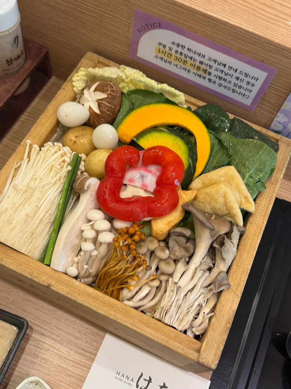 식전 샐러드 접시 근접 컷