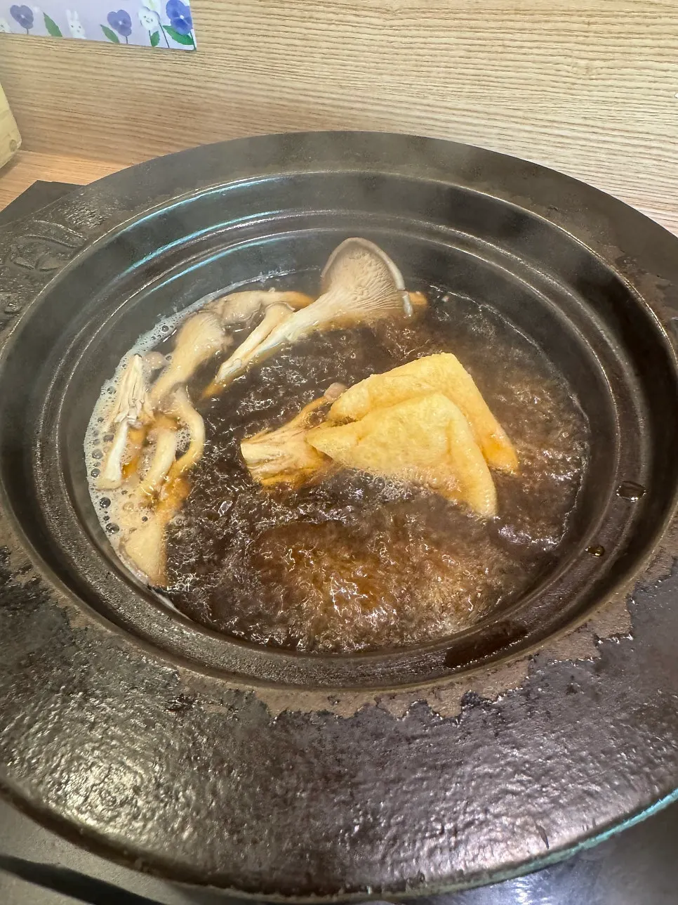 버섯 단호박 유부 메추리알이 담긴 샤브샤브 야채 틀