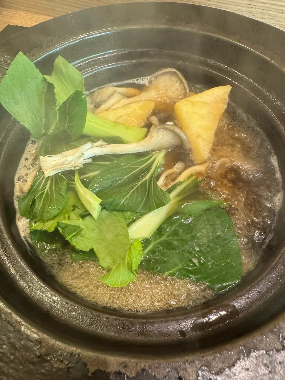 꽃처럼 담긴 샤브샤브용 야채 근접 컷