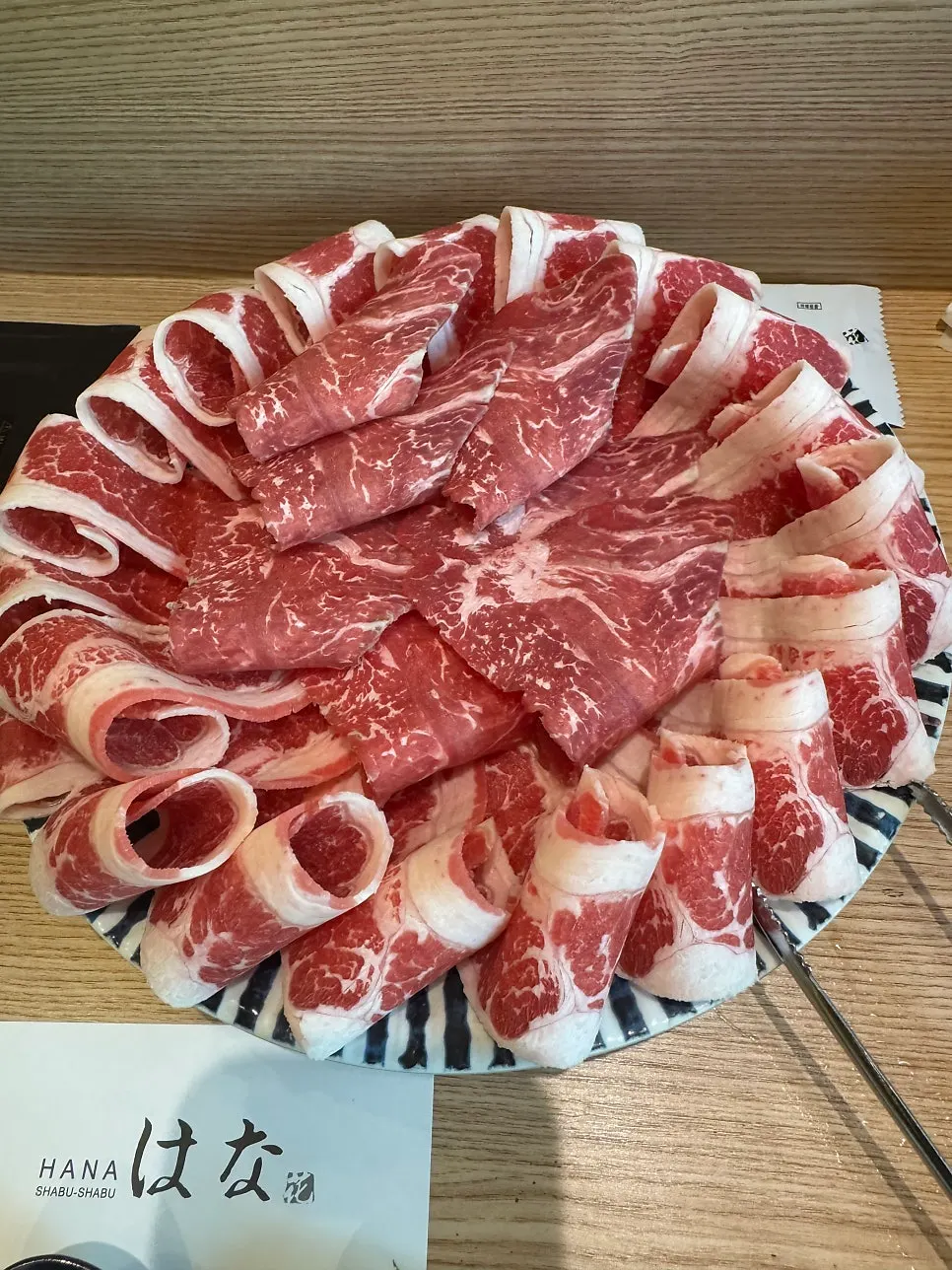 끓는 육수 냄비에 야채를 넣은 모습