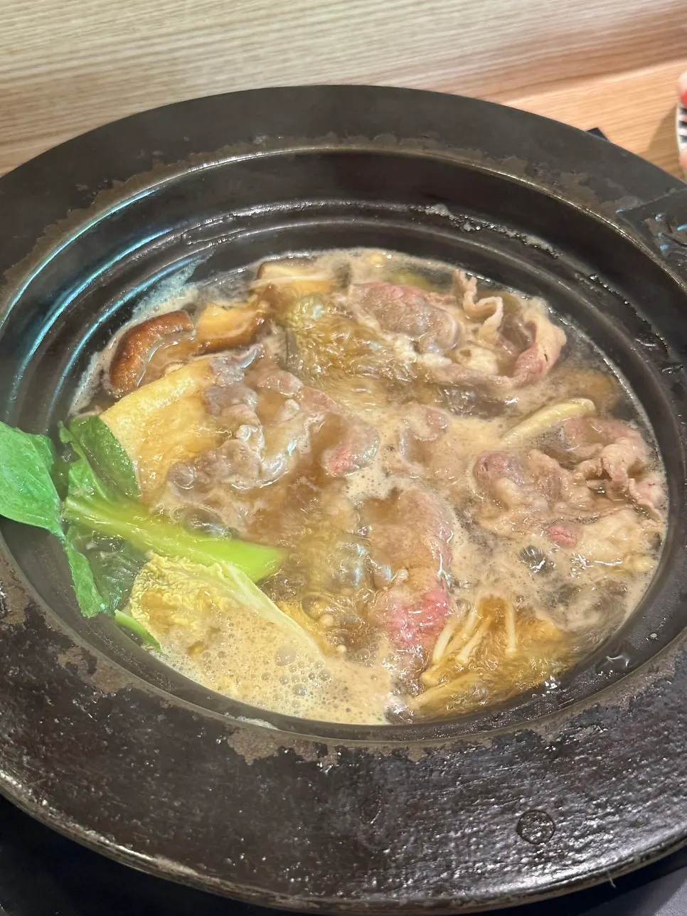 주문 후 직접 썰어 내온 샤브샤브용 고기 접시