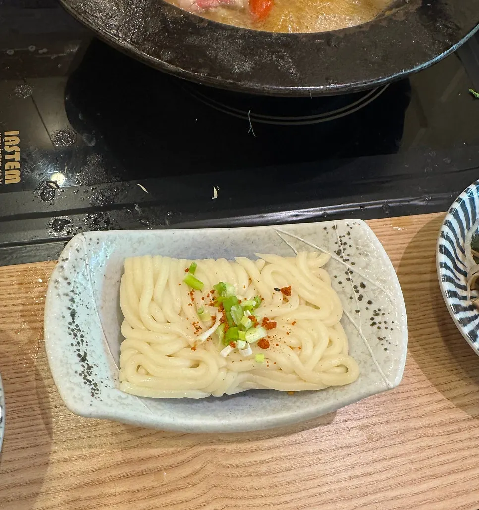 육수에서 익은 고기를 건져 올리는 모습