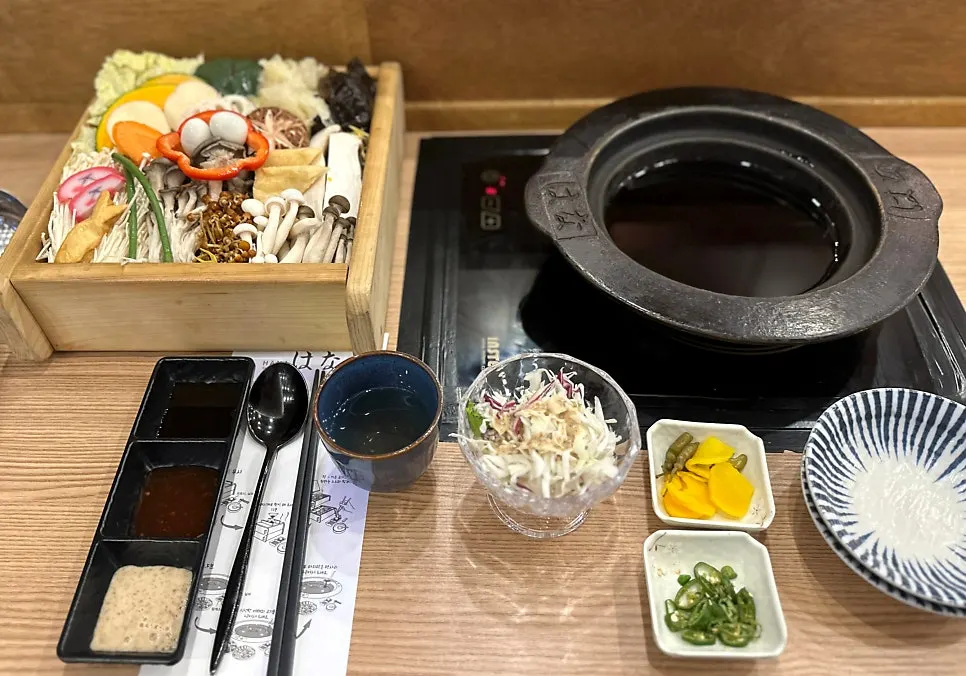 Shabu-shabu broth pot simmering without seasoning