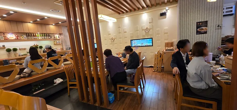 Table seating suited for quiet conversation
