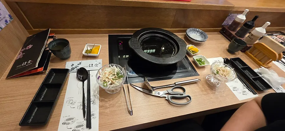 Per-person setting with scissors, tongs, utensils and side dishes