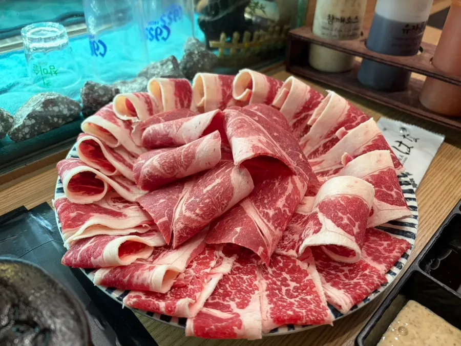 버섯과 청경채, 연근 등 야채 모둠 접시