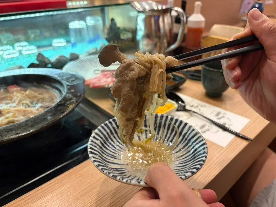 야채가 들어가 끓고 있는 샤브샤브 육수