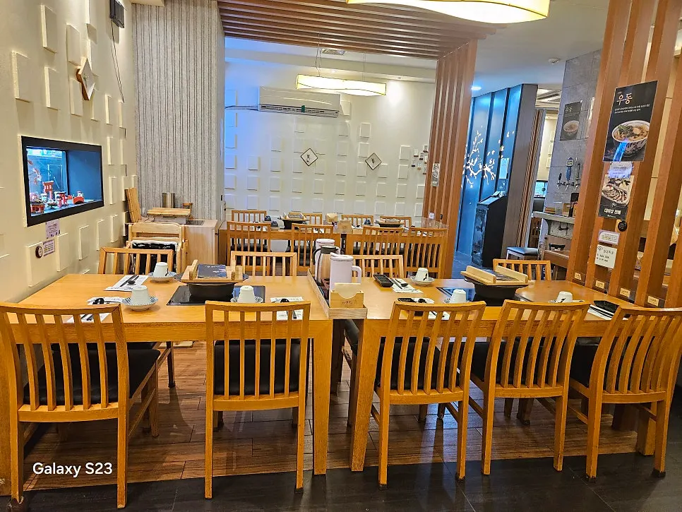 카운터석과 테이블석이 있는 매장 내부
