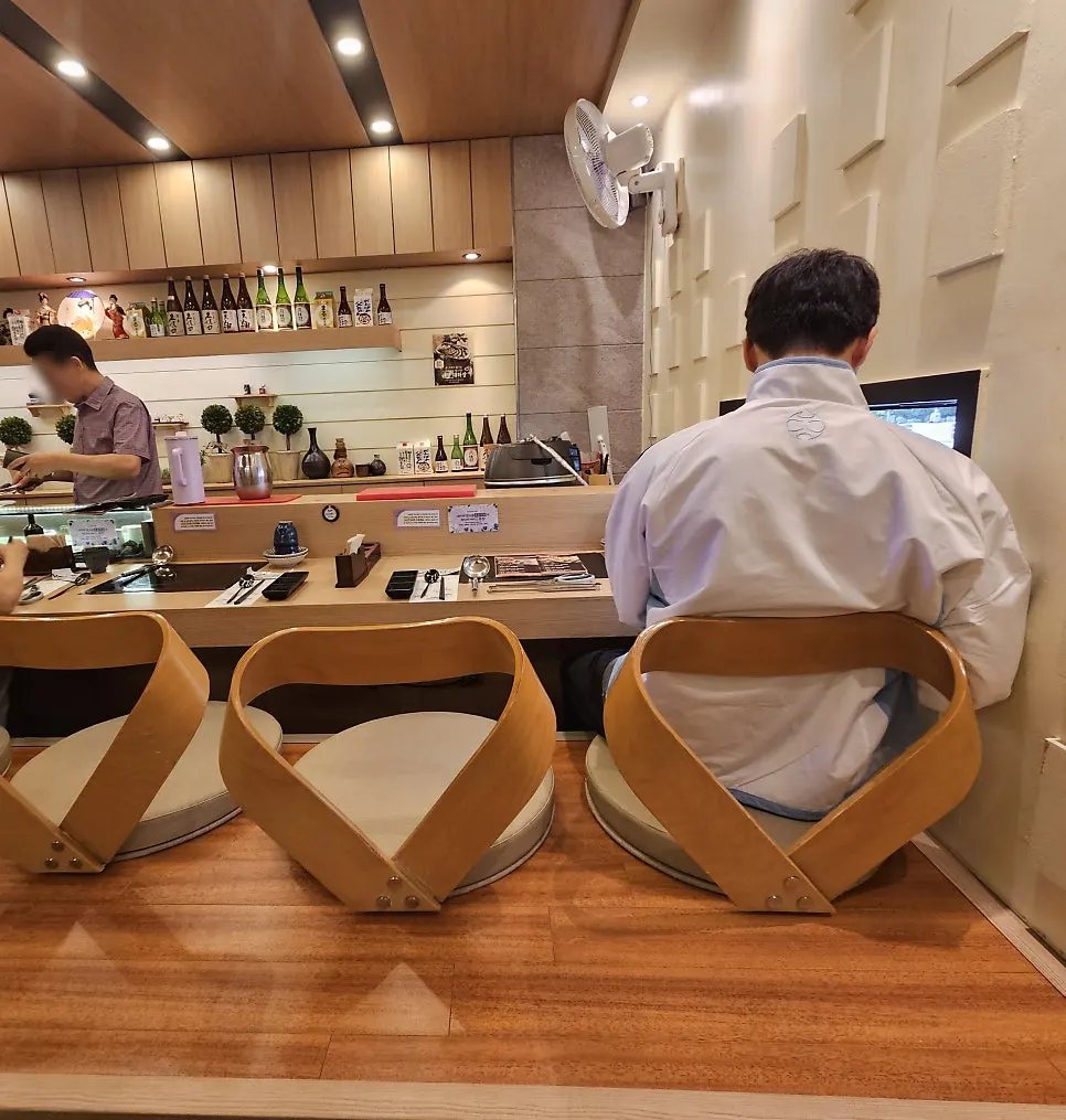 일식집 분위기의 오픈형 카운터석