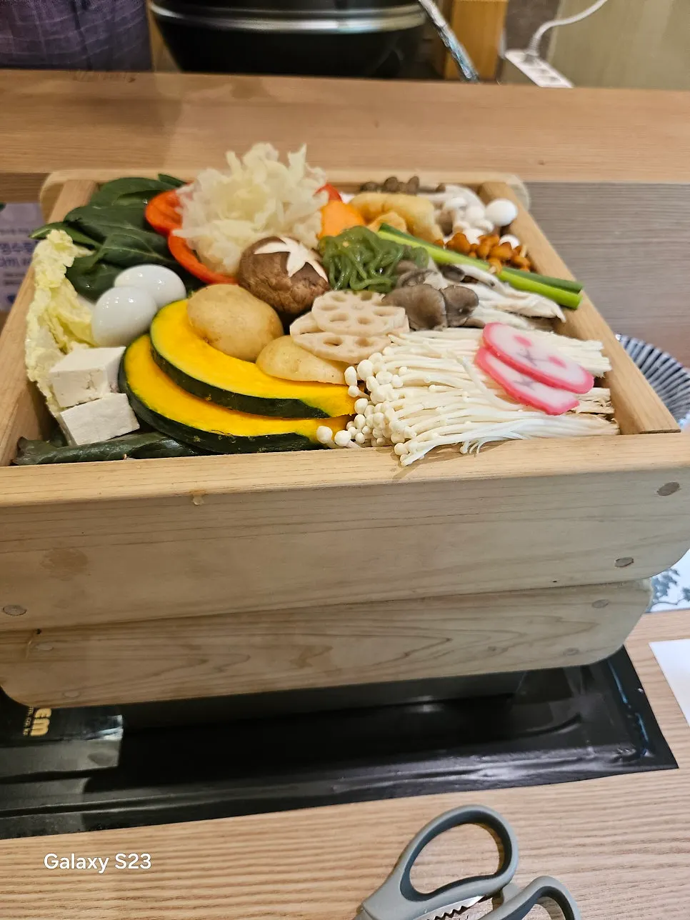 찜기 칸에 가득 담긴 신선한 채소