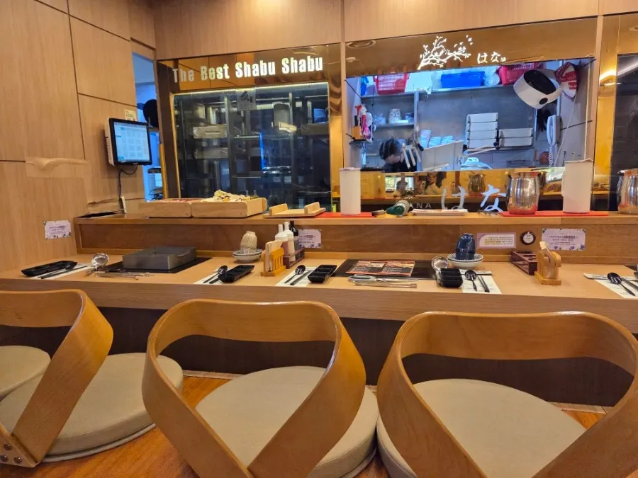 3인 이상 앉을 수 있는 테이블과 룸 좌석