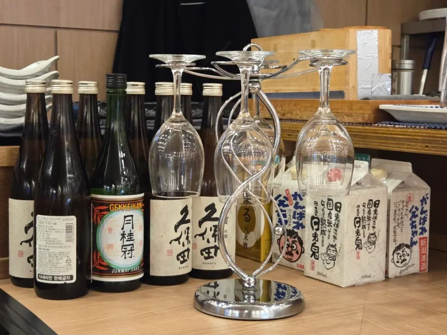 매장에 진열된 사케와 와인