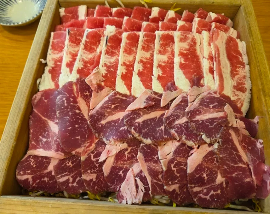 찜기에 오르기 전 숙주와 양지·등심