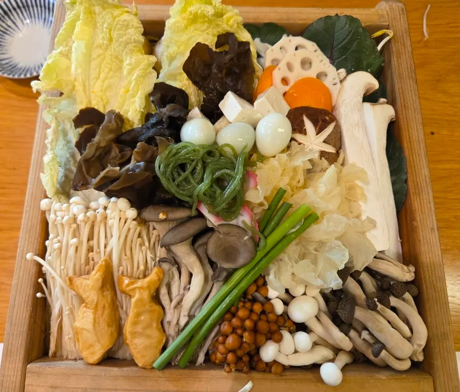 야채가 가득 쌓인 2층 세이로무시 찜기