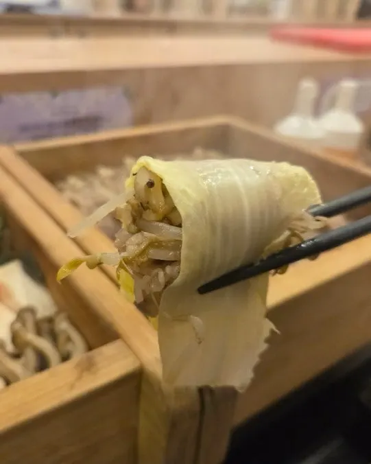 Seiro-mushi meat dipped in sesame sauce
