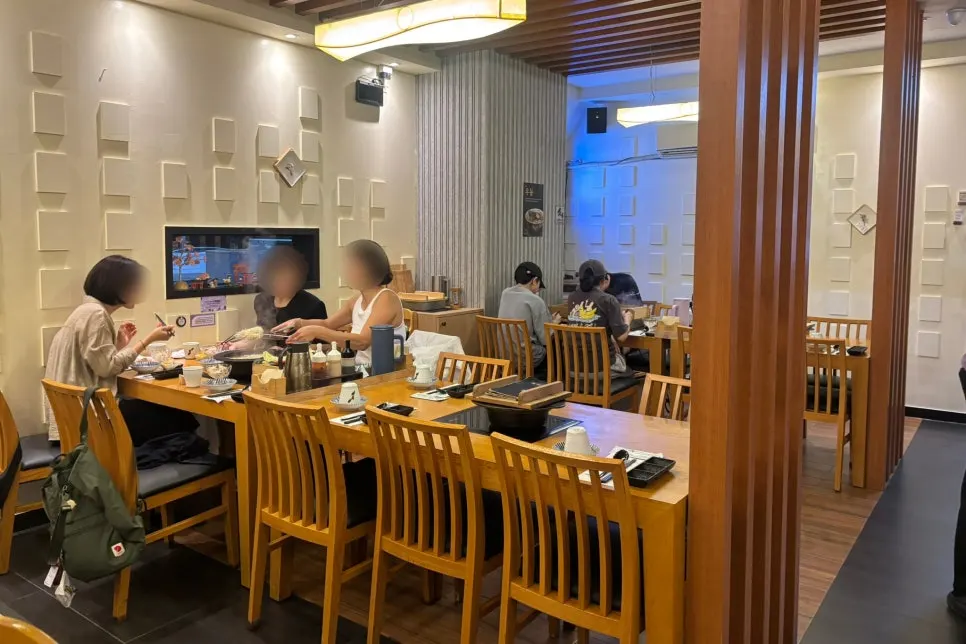 우드톤 가구와 은은한 조명의 매장 내부