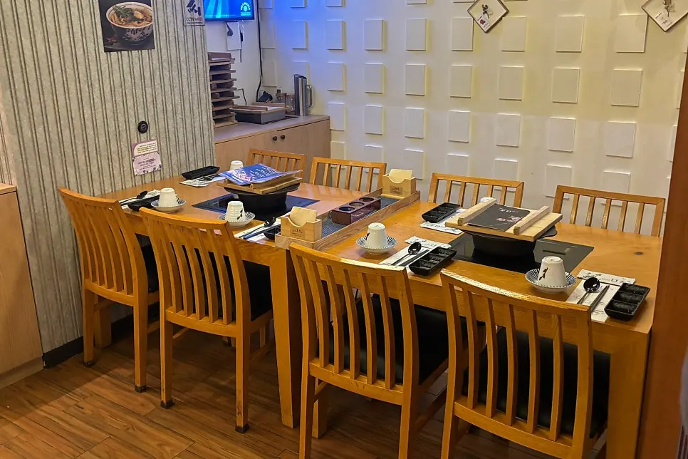 자리마다 준비된 인덕션과 식기류